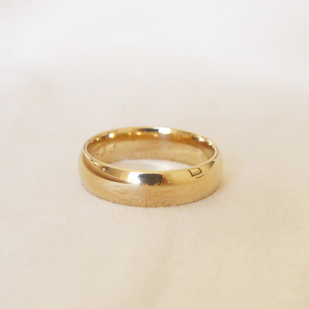 The Court Shape Wedding Band