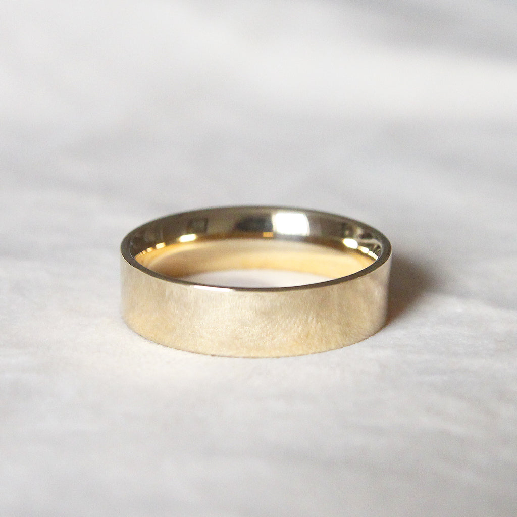 The Flat Court Shape Wedding Band
