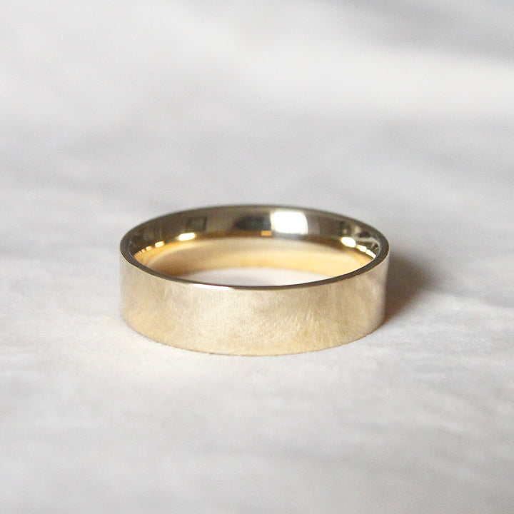 The Flat Court Shape Wedding Band